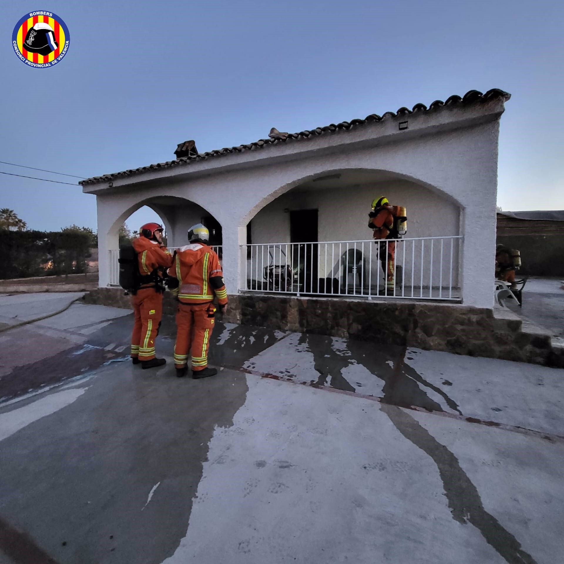 Rescate de una mujer en su viviendaSOCIEDAD 
BOMBEROS