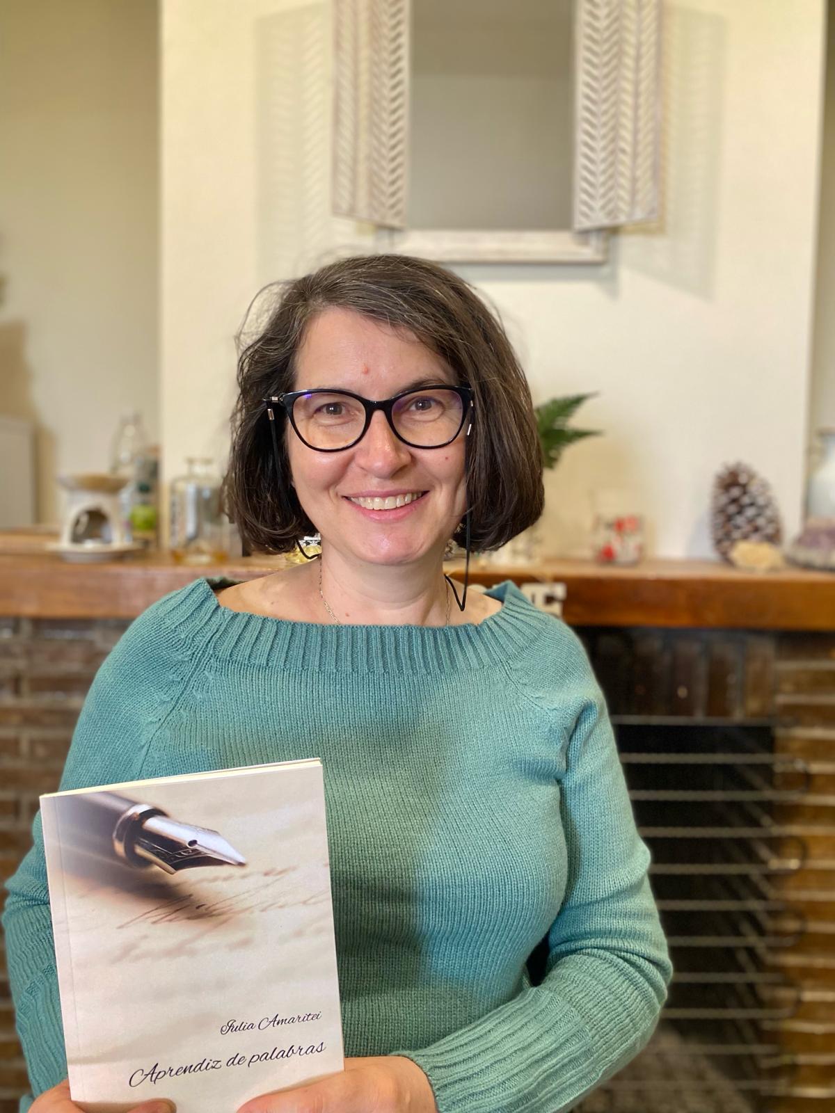 Iulia Amaritei con su poemario “Aprendiz de palabras”