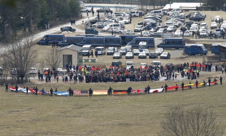 GUI05 LE VERNET (FRANCIA), 26/03/2015.- Familiares de las víctimas del vuelo Barcelona-Düsseldorf que se estrelló en los Alpes el pasado martes, durante el homenaje que se ha organizado hoy, jueves 26 de marzo de 2015, en memoria de los fallecidos en un c