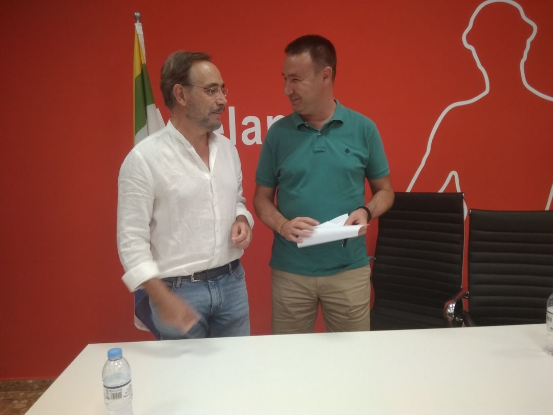 Felipe López y Daniel Campos, en la sede socialista local.