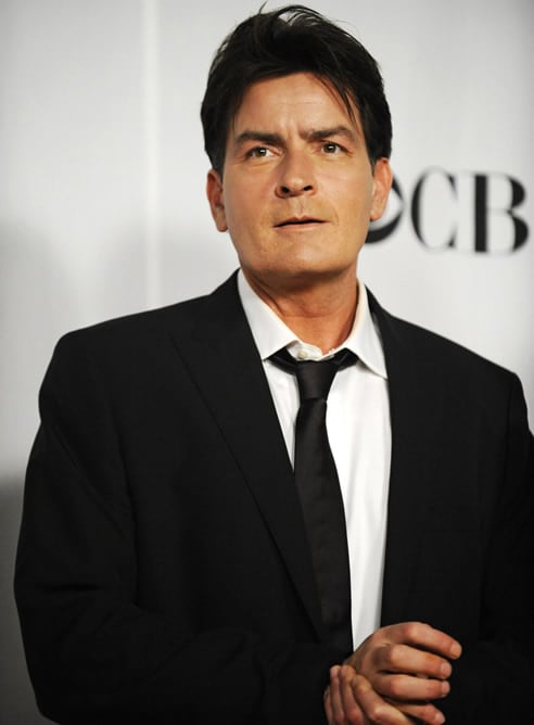 El actor Charlie Sheen tras ganar un premio como Mejor actor de comedia en la serie &#039;Dos hombres y medio&#039; en 2009