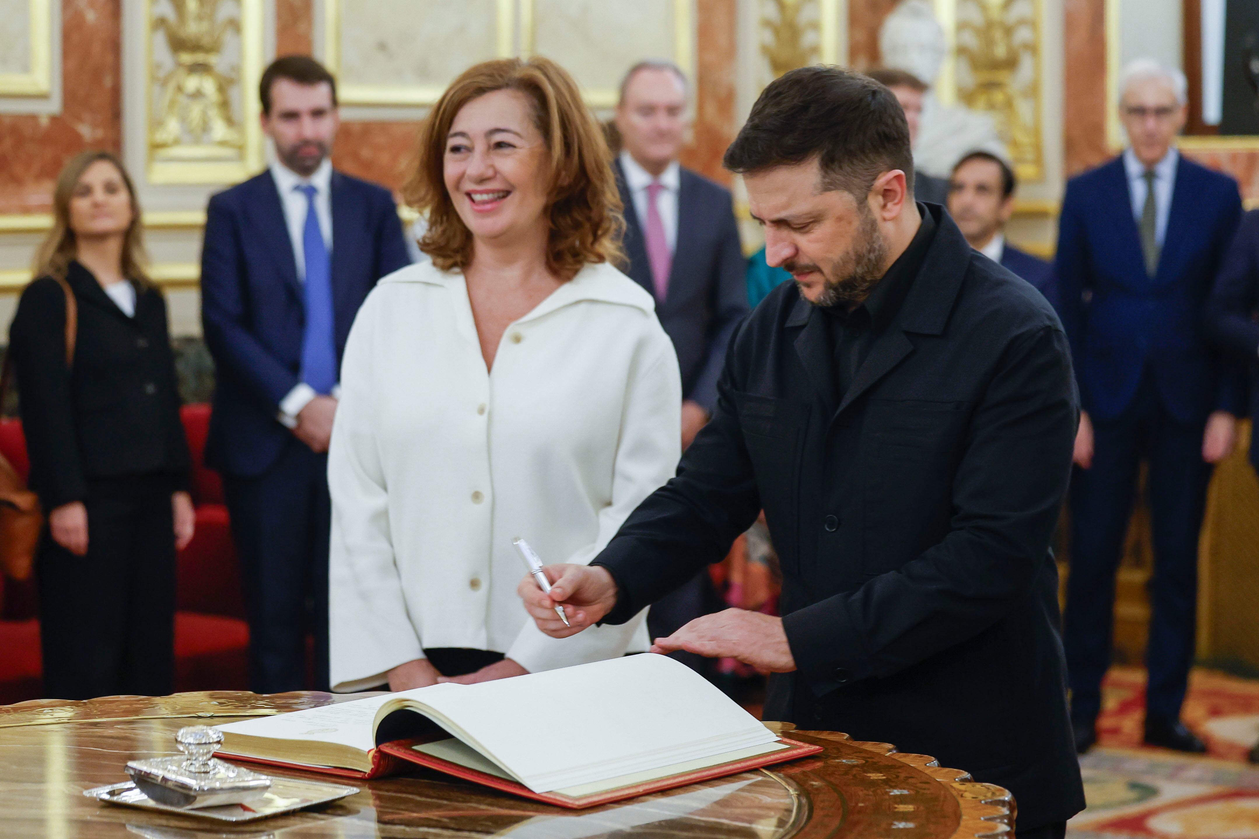 La presidenta del Congreso, Francina Armengol, y el presidente del Senado, Pedro Rollán (d), reciben al presidente de Ucrania, Volodímir Zelenski, en el Salón de los Pasos Perdidos en el Congreso de los Diputados en Madrid.