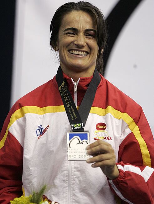 Isabel Fernández, feliz tras conseguir la medalla de plata en el Mundial de 2007