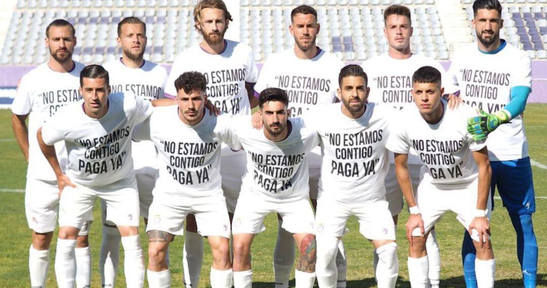 Futbolistas del Real Jaén con una camiseta reivindicativa en un partido de esta pasada temporada por los incumplimientos del presidente, Andrés Rodríguez.