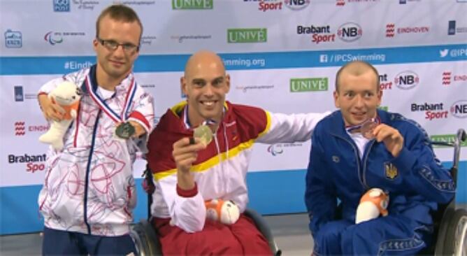 Richard Oribe celebra una de sus medallas de oro, la de la prueba del 50 libre en Eindhoven.