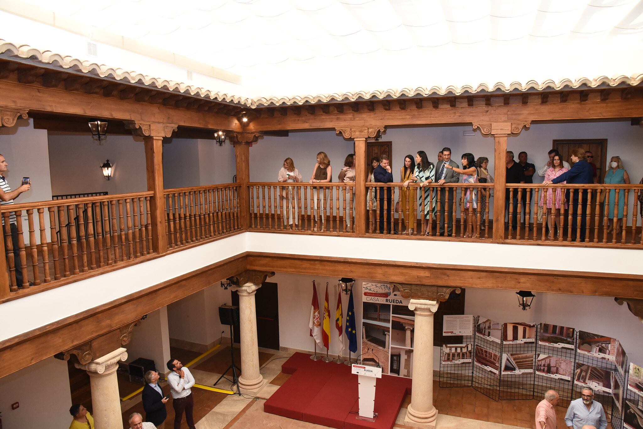 Imagen del recorrido de las autoridades por la remodelada Casa de Rueda de Villanueva de los Infantes (Ciudad Real)