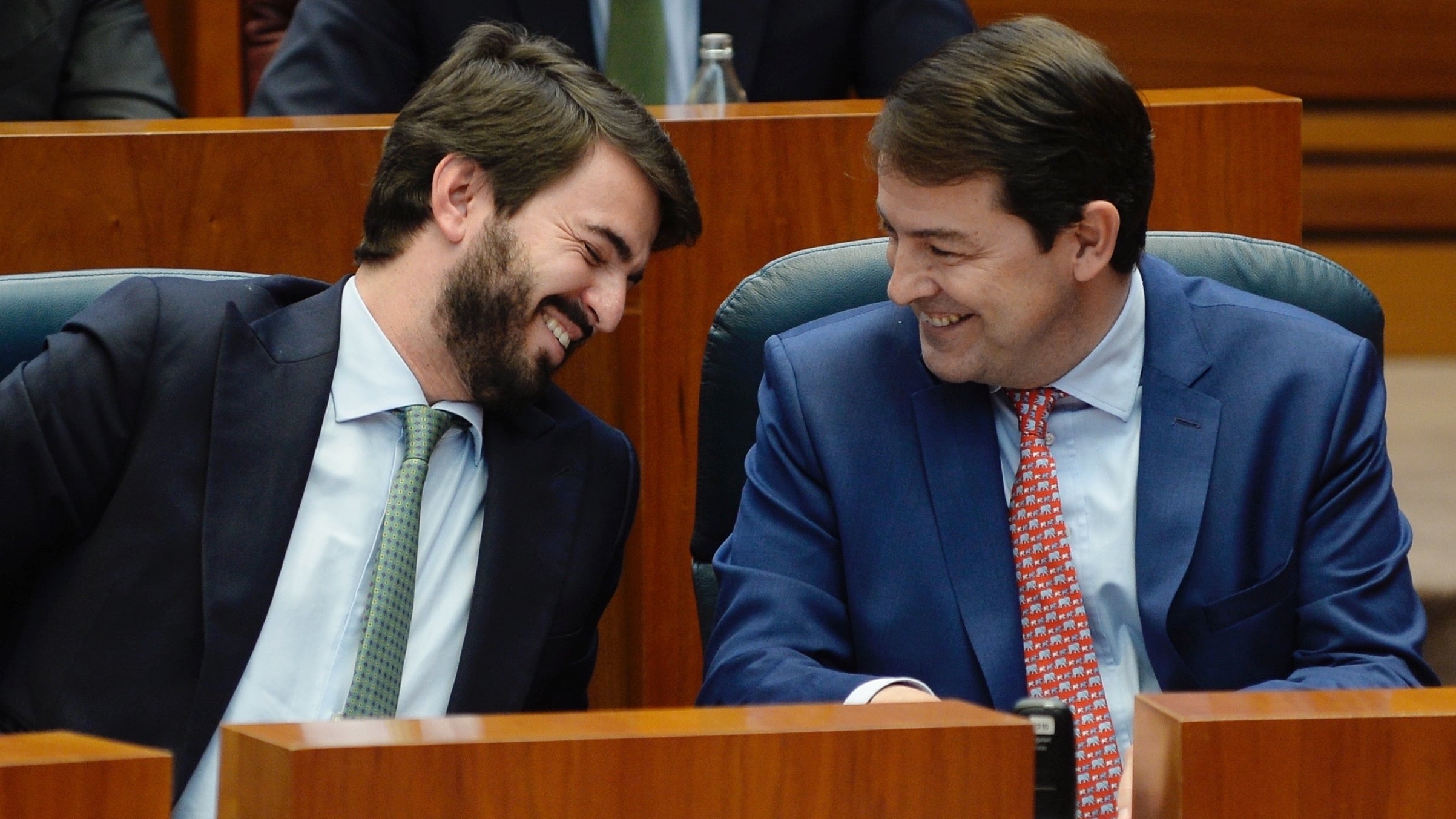 El presidente de la Junta de Castilla y León, Alfonso Fernández Mañueco (d), junto al vicepresidente, Juan García Gallardo (i), durante una sesión plenaria