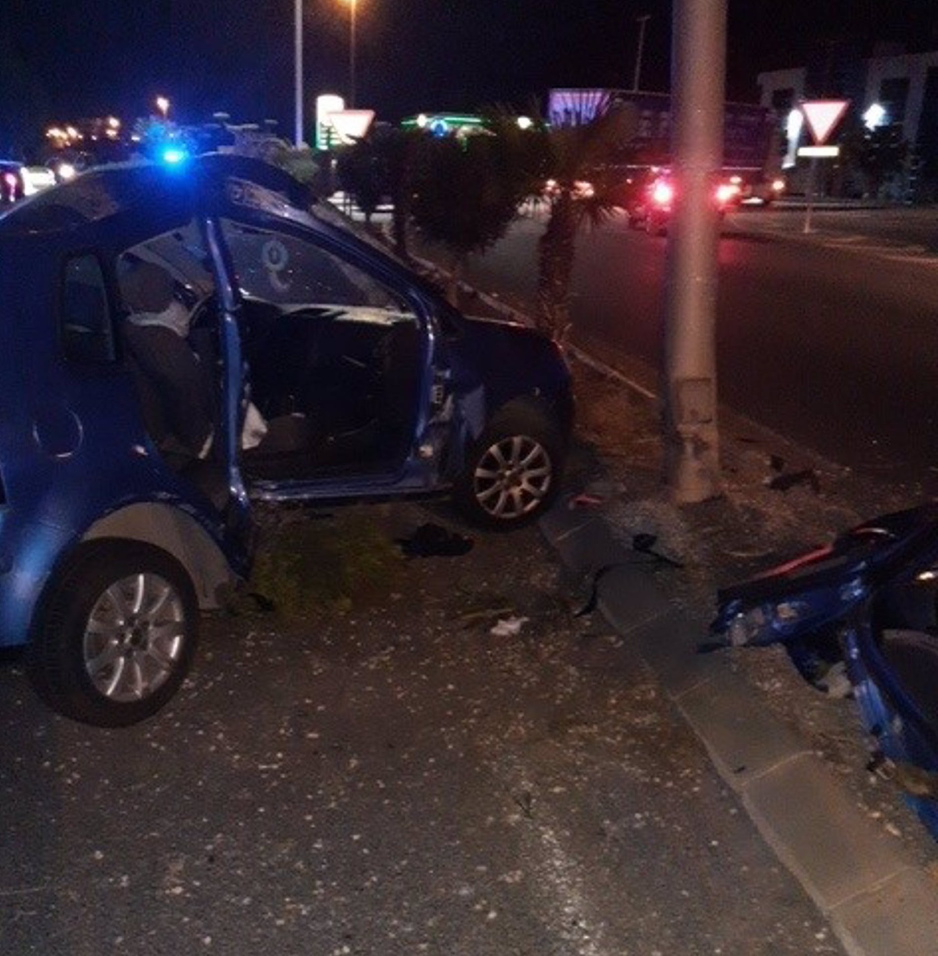 Dos personas han resultado heridas, una grave, al chocar el coche en el que viajaban con una farola en Molina de Segura