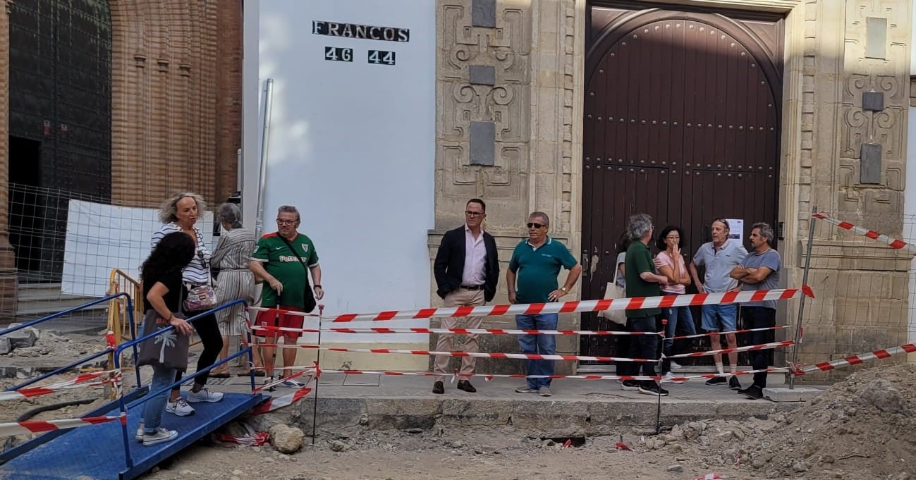 Dionisio Díaz, concejal del PSOE, junto a vecinos del centro histórico de Jerez