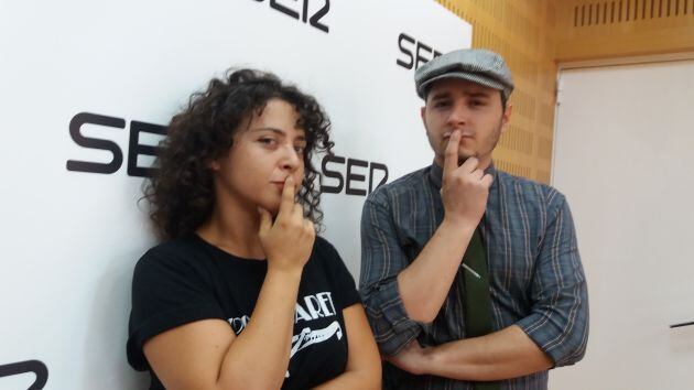 Los actores de Zoo Cabaret en pleno desarrollo de sus "Entrevistas Interesantes"