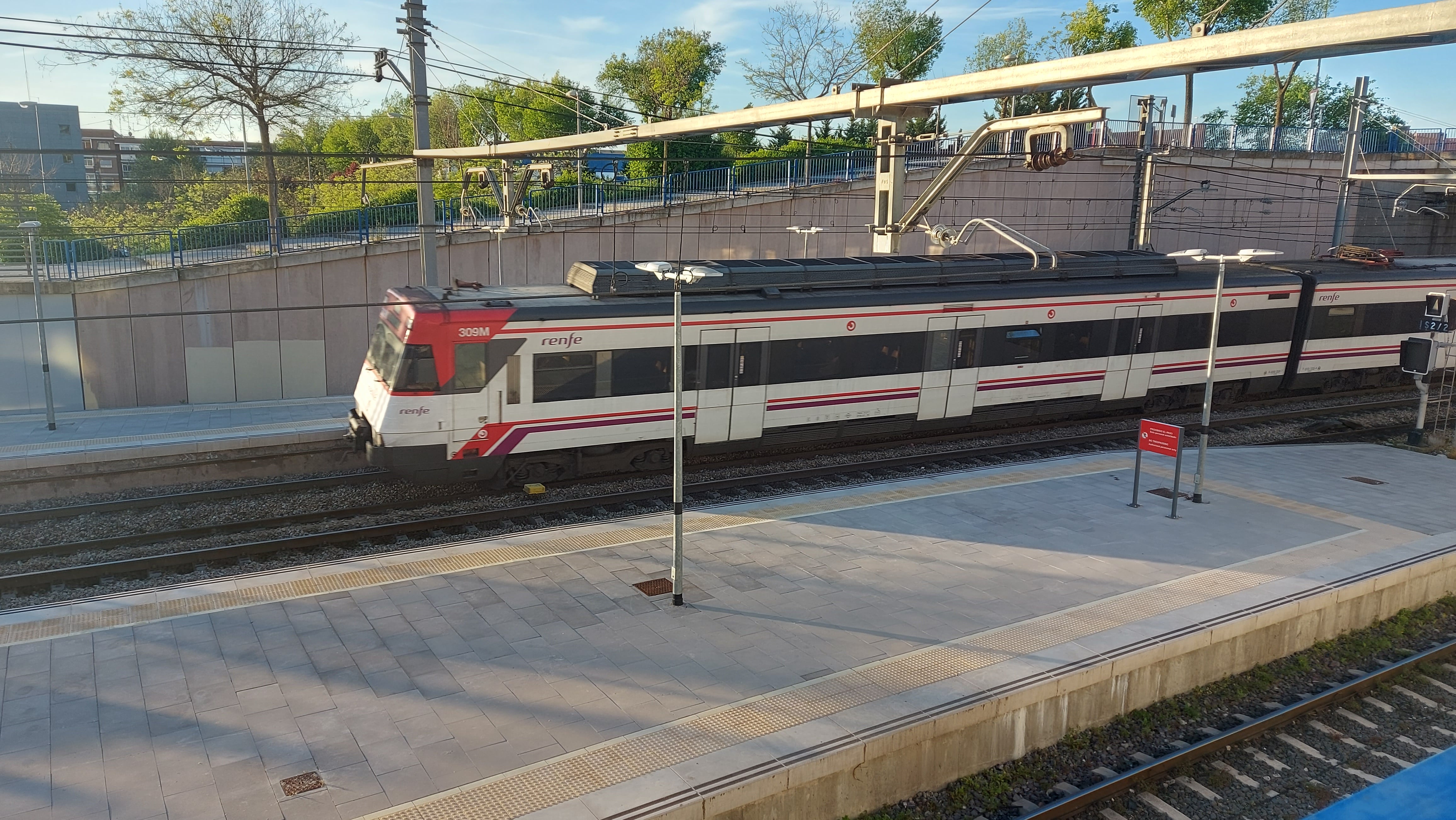Uno de los trenes llegando a Fuenlabrada Central a primera hora del martes