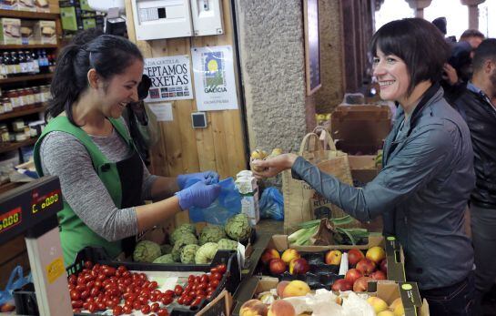 Ana Pontón compra fruta en el mercado de abastos de Santiago de Compostela durante la jornada de reflexión