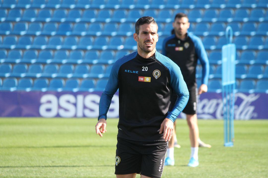 Alejandro Alfaro en un entrenamiento en el Rico Pérez