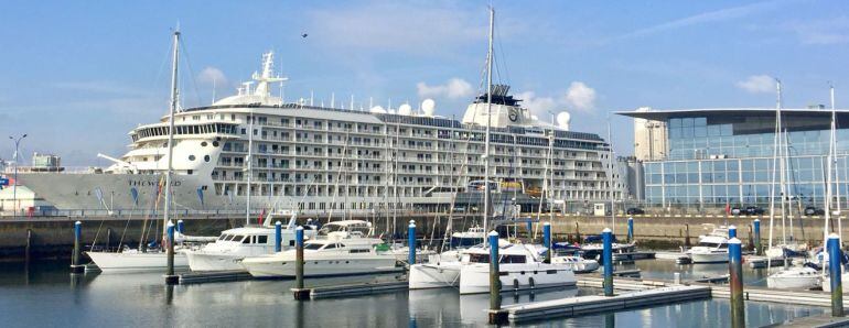 Crucero The World en el puerto de A Coruña