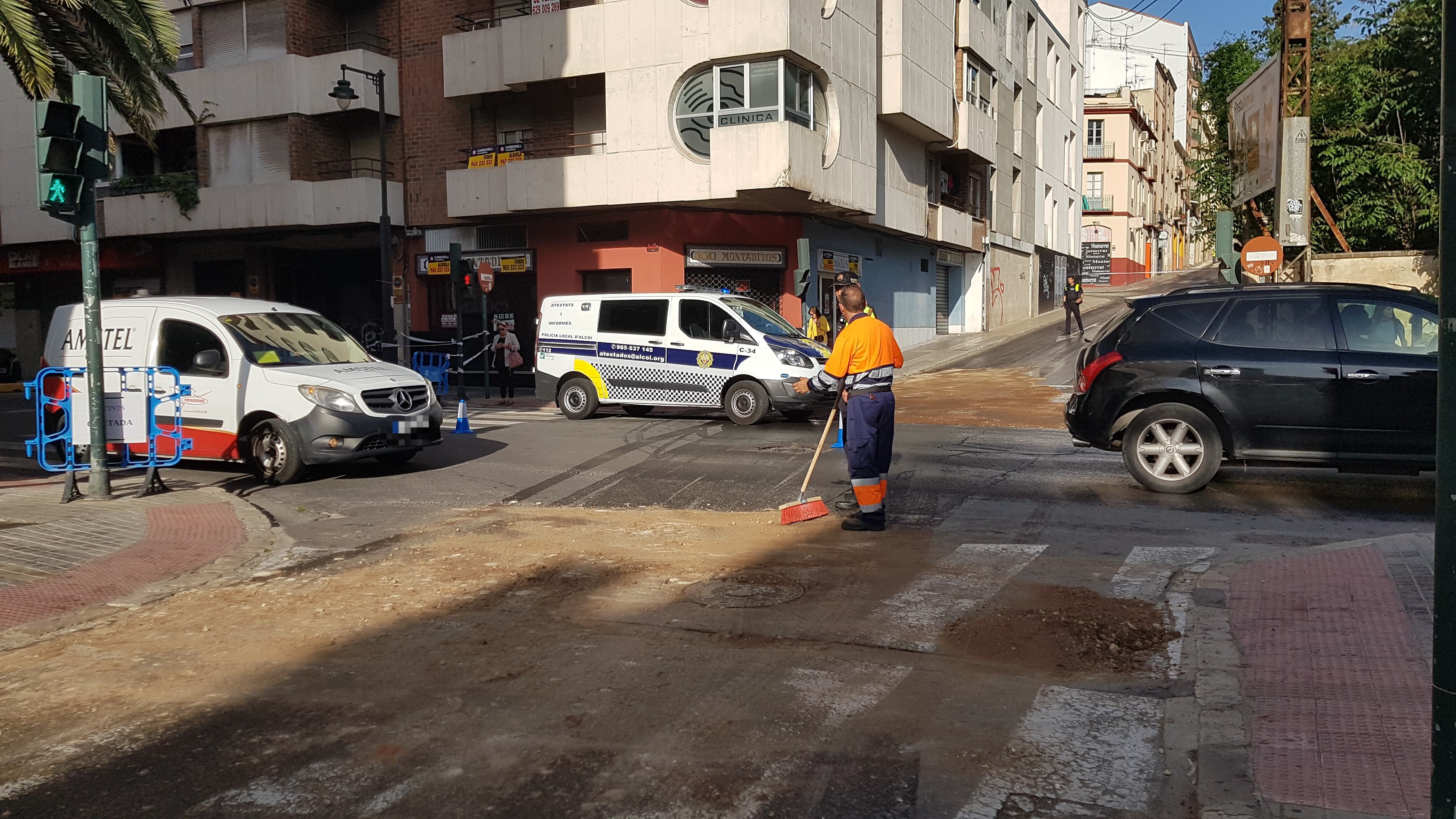 El vertido de aceite de un camión obliga a desviar el tráfico en Alcoy