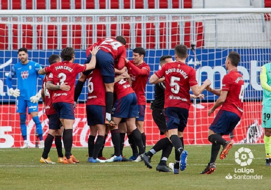 Los jugadores de Osasuna celebran el gol de Moncayola para certificar la ansiada victoria 3 meses después 