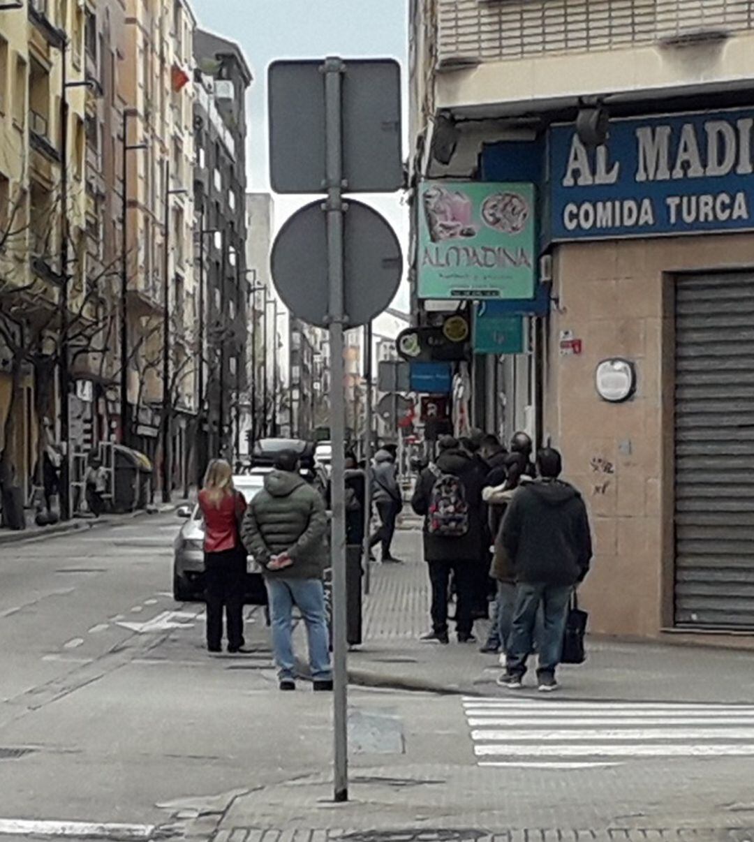 Colas para acceder a la Oficina de Correos de Gandia 