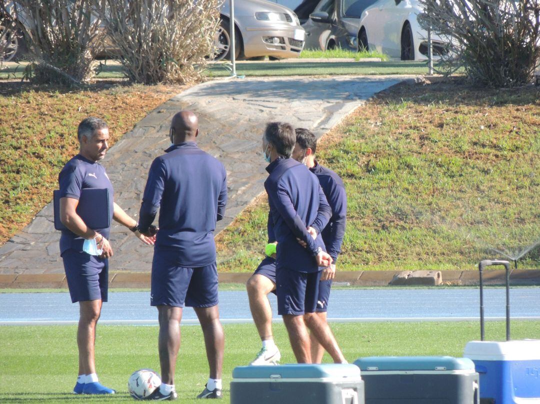José Gomes habla con sus ayudantes. 