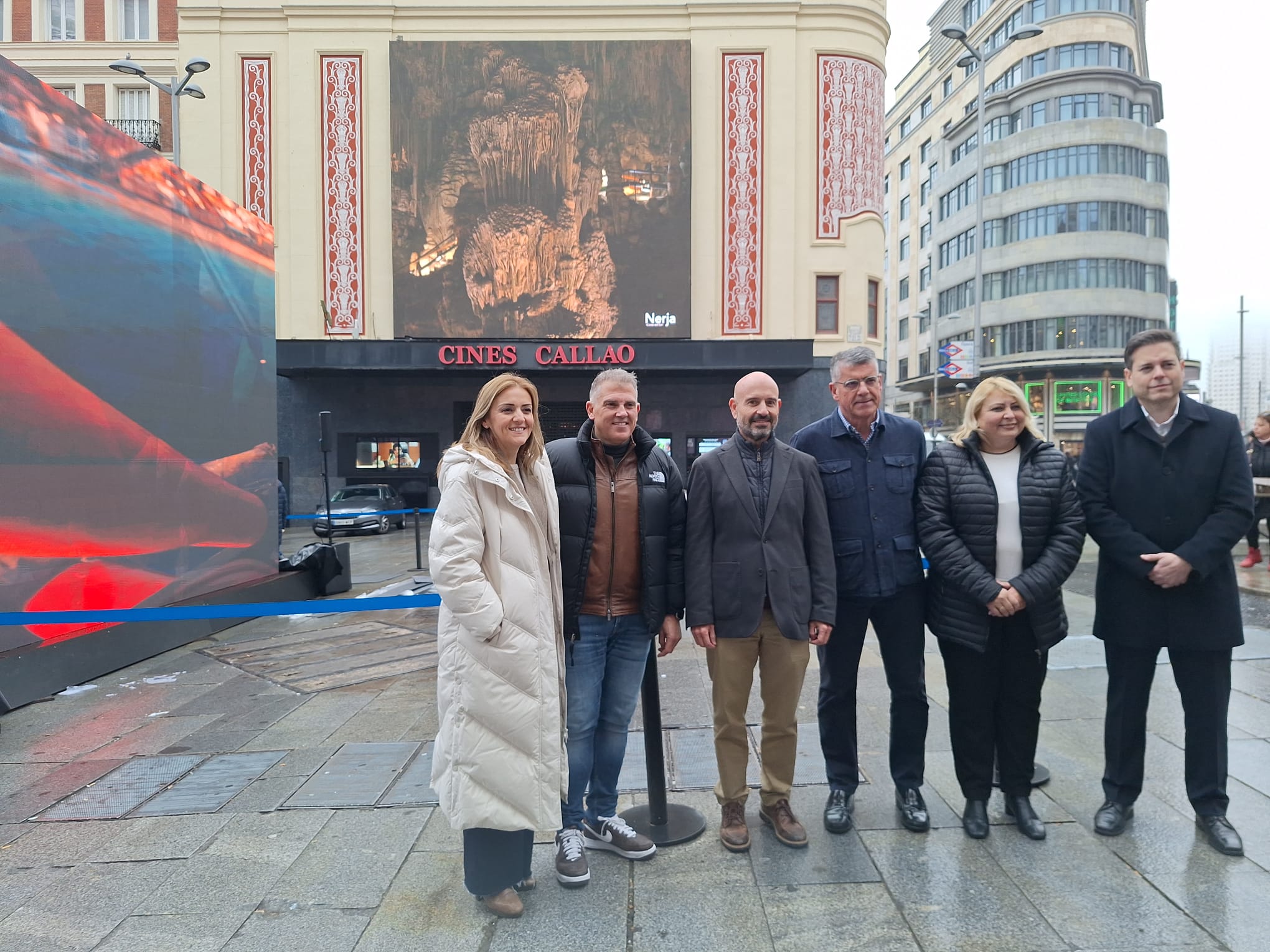 Un momento de la presentación de la campaña de Nerja y su cuevas en la céntrica plaza de Callao de Madrid