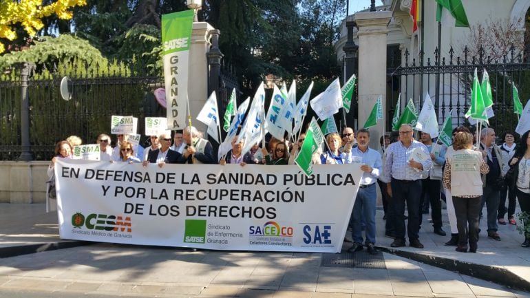 Protesta de los sindicatos sanitarios en Granada ante la Subdelegación del Gobierno