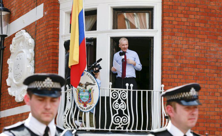 Julian Assange hablando desde el balcón de la embajada de Ecuador en Londres en una foto de archivo del 19 de agosto de 2012