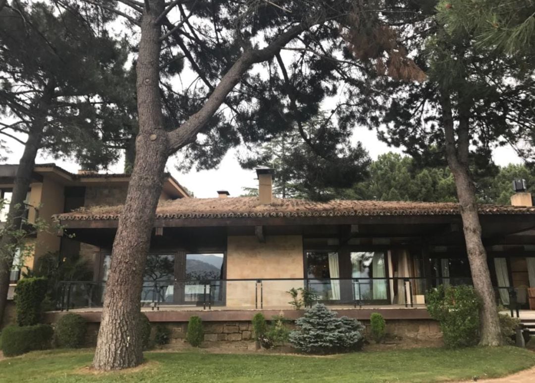 Fachada principal de la &#039;La Casita&#039;, la residencia exclusiva del Canal de Isabel II, junto al embalse de Santillana