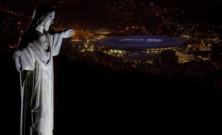 El Cristo Redentor con el fondo del Estadio de Maracaná donde se realizará la ceremonia inaugural de los Juegos Olímpicos.