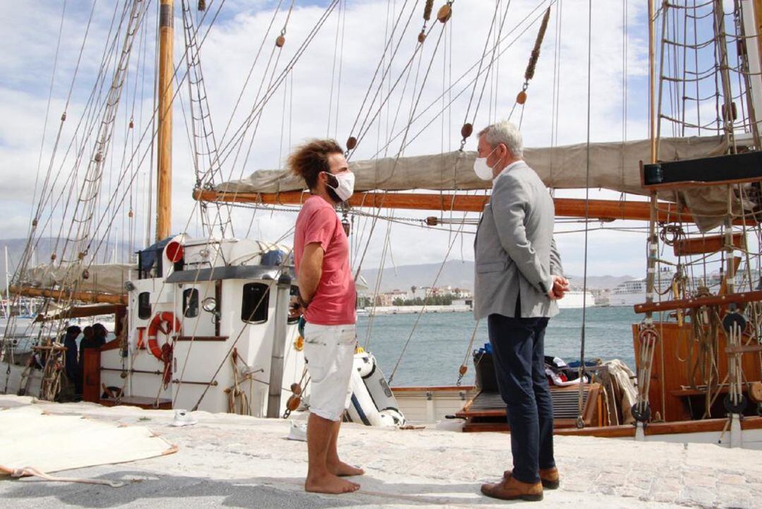 El presidente de la Autoridad Portuaria de Motril, José García Fuentes, junto al primer oficial de cubierta del velero Labora, Marcos López