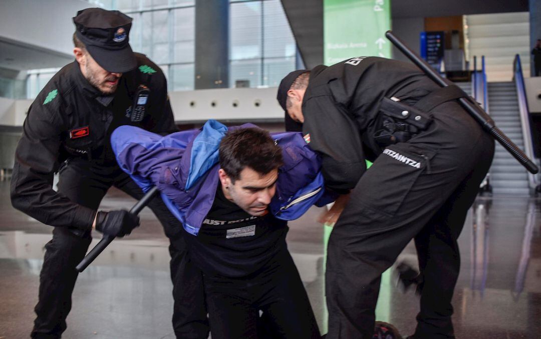 Agentes de la Ertzaintza desalojan a un grupo de manifestantes del sector del metal que protestaban frente al BEC de Barakaldo (Bizkaia), y que han tratado de acceder por la fuerza al acto central del Día de la Industria, organizado por la Federación Vasca de Empresas del Metal, en el que participaba la Consejera de Industria, Arantxa Tapia