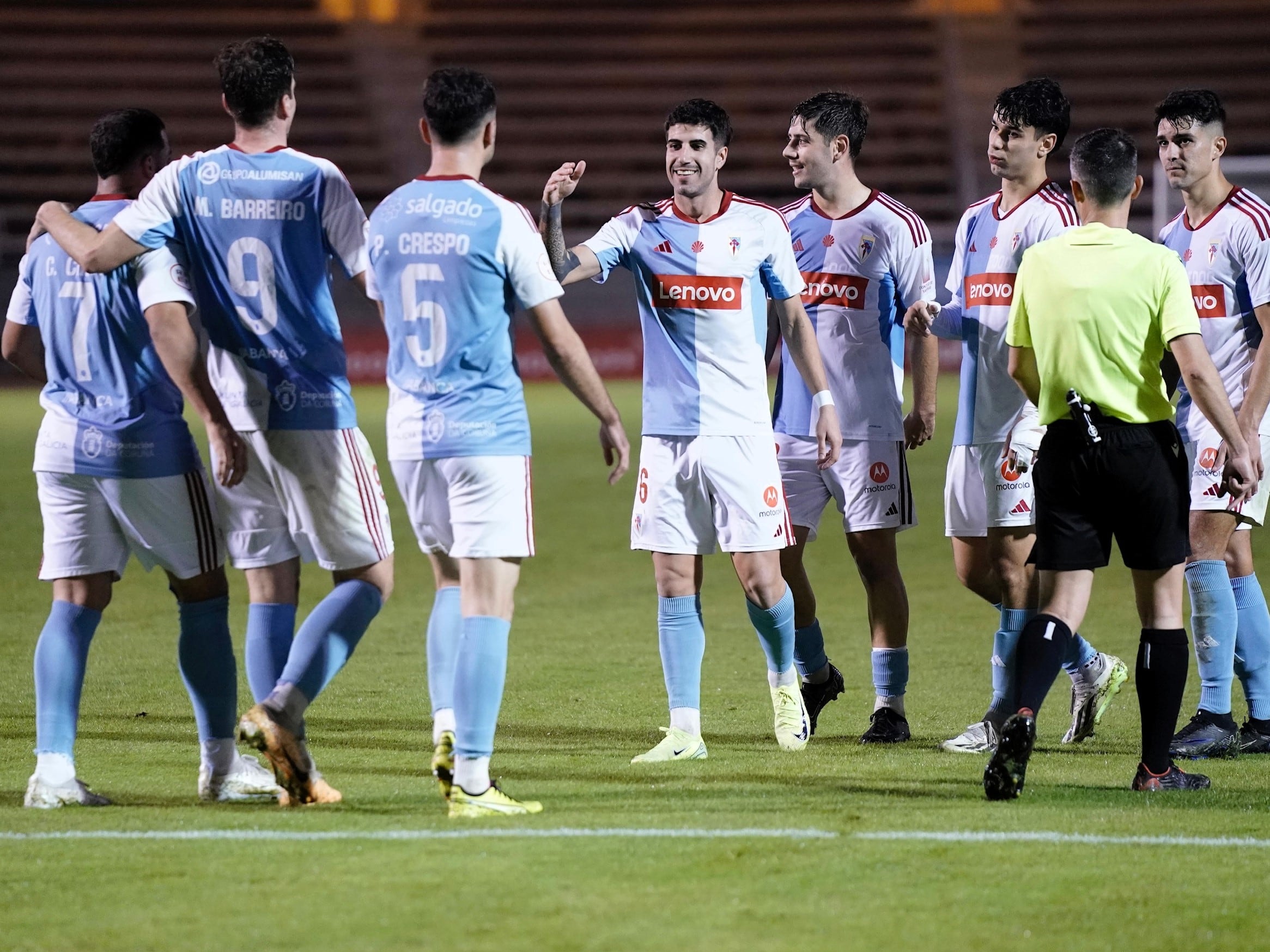 Soto, en el centro de la imagen, es felicitado por sus compañeros tras marcar el gol del Compos (Foto de Nacho Castaño)