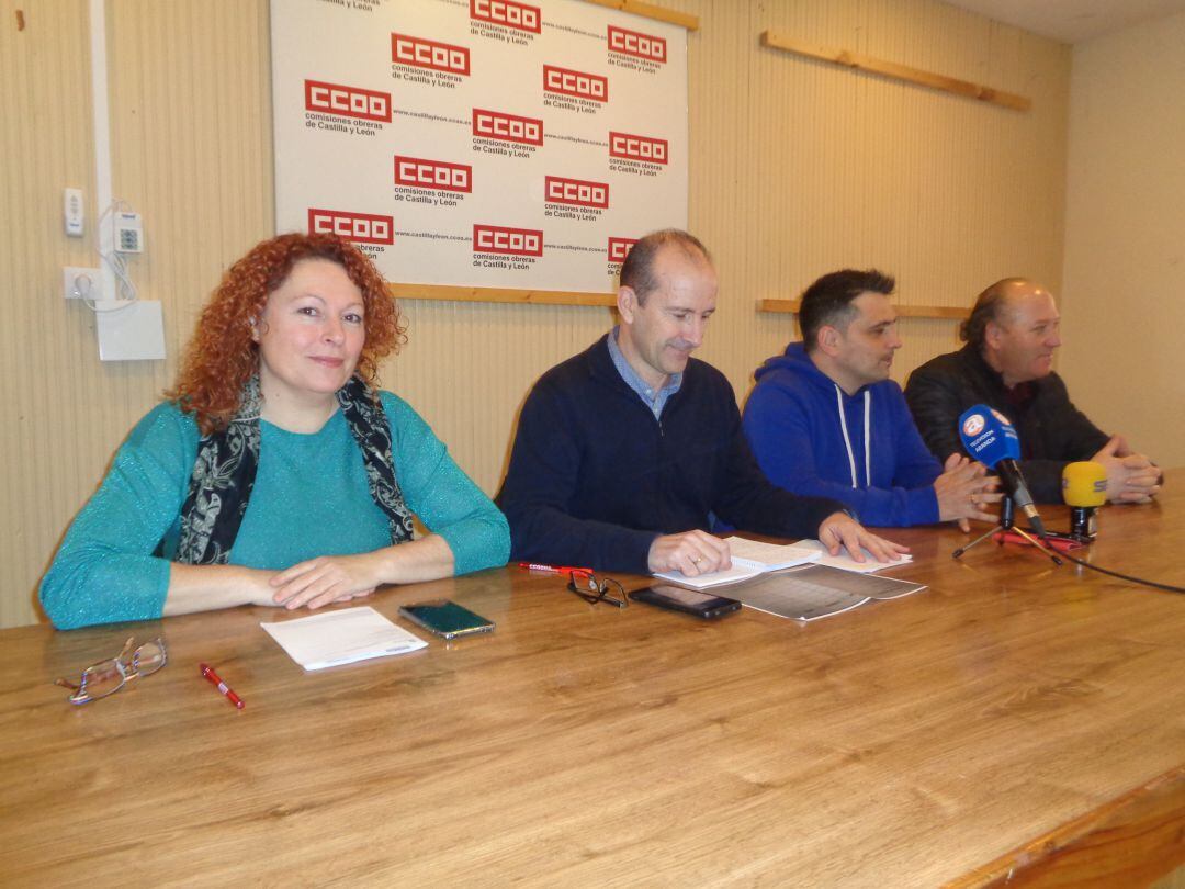 Carmen Noceda, Ernesto Angulo, Jorge Melero y Ángel Citores, denunciaron en la sede de CCOO las carencias de la administración regional en Aranda