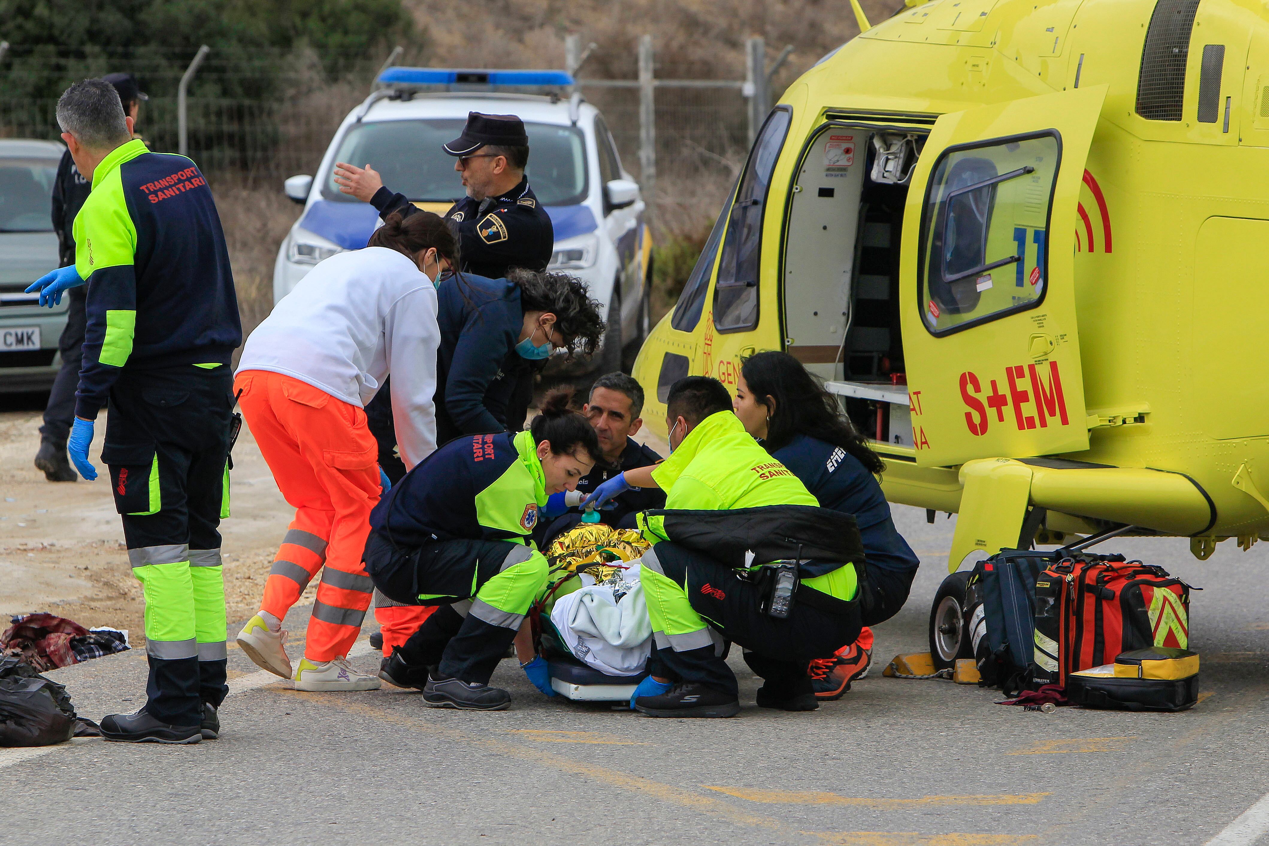 GRAFCVA6051. ALICANTE, 06/03/2025.- Personal sanitario y de emergencias trabajan en el traslado en helicóptero de uno de los heridos a causa de la explosión y posterior incendio de una empresa pirotécnica de la partida de Fontcalent, en el término de Alicante. EFE/Morell
