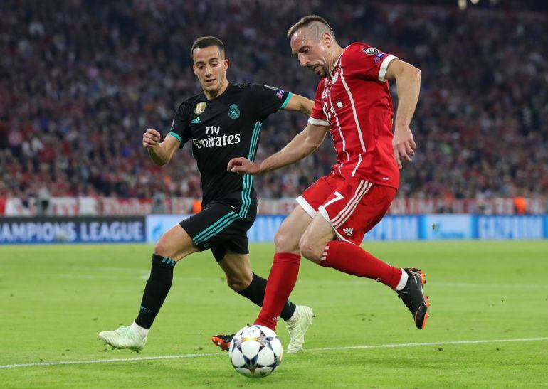 Ribery controla el balón bajo la atenta mirada de Lucas Vázquez durante el encuentro entre el Bayern de Munich y el Real Madrid