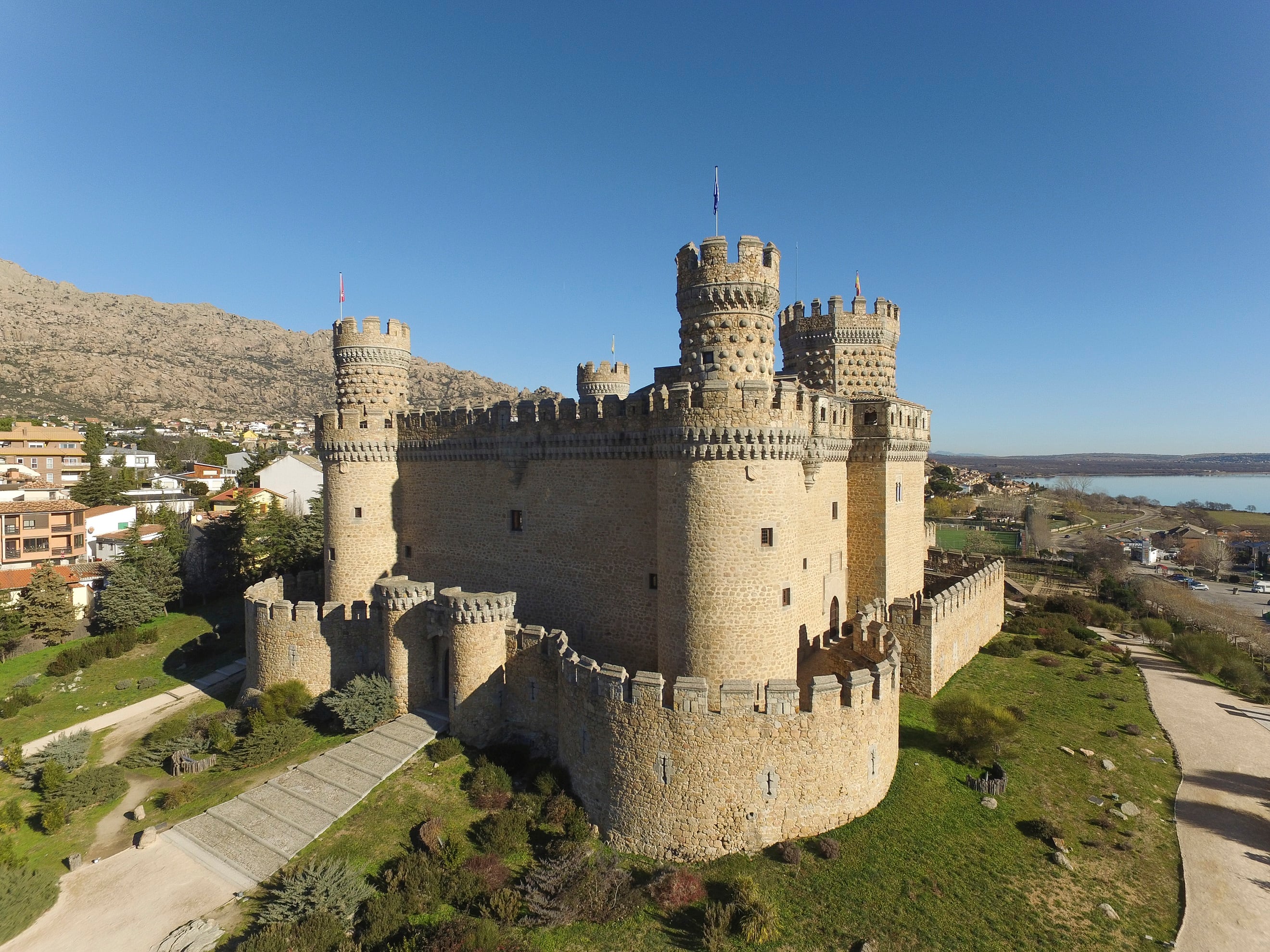 La ruta turística ofrece un espacio de 600 kilómetros cuadrados en los que pueden conocerse castillos, búnkeres, museos y recuerdos de Sorolla o Paquito Fernández Ochoa entre otras propuestas