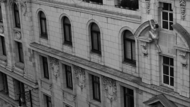 Tim Shieff desnudo en lo alto de un edificio en Londres