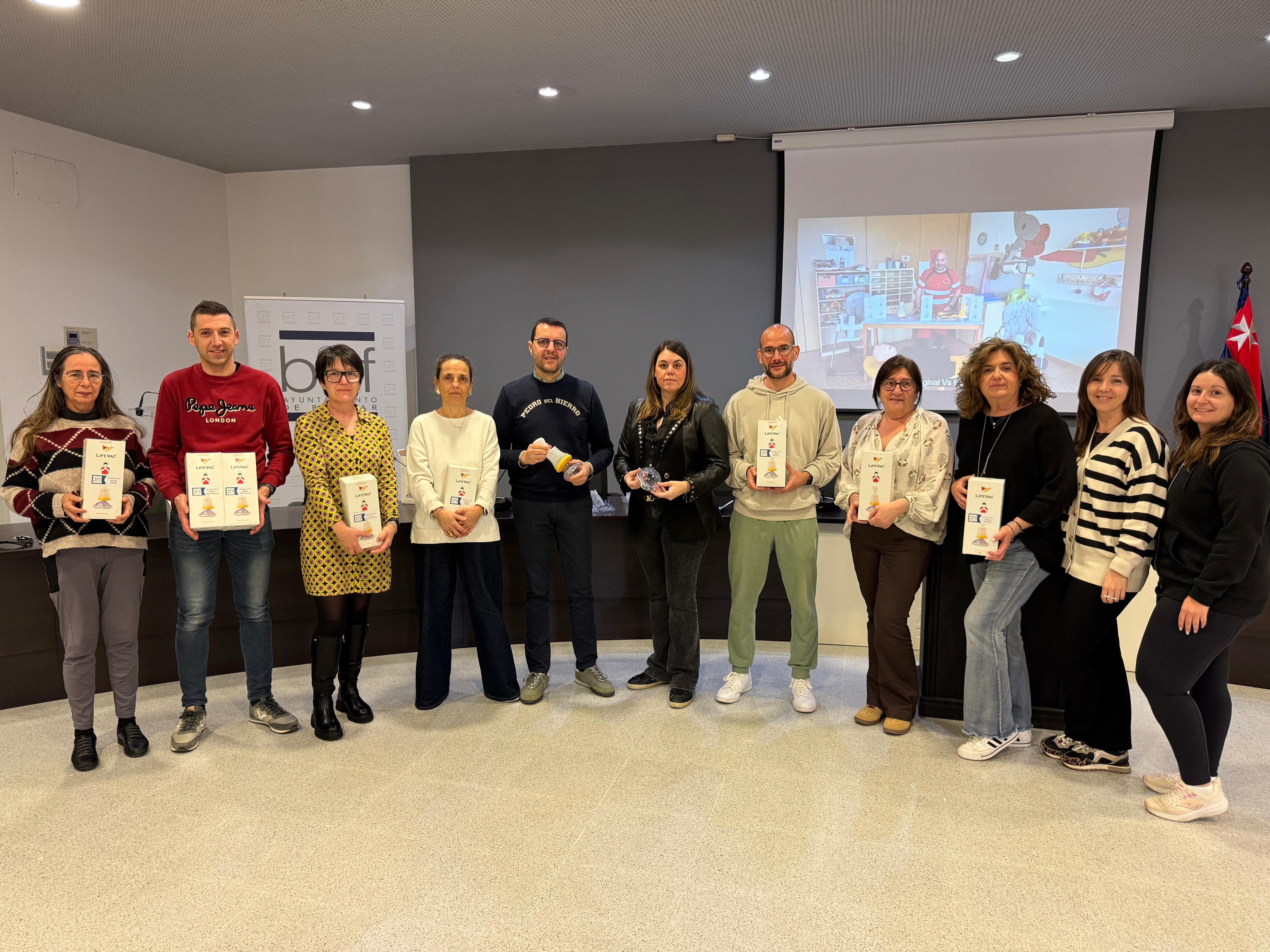 Las áreas de Educación y Sanidad reparten en Binéfar una treintena de mascarillas para evitar atragantamientos