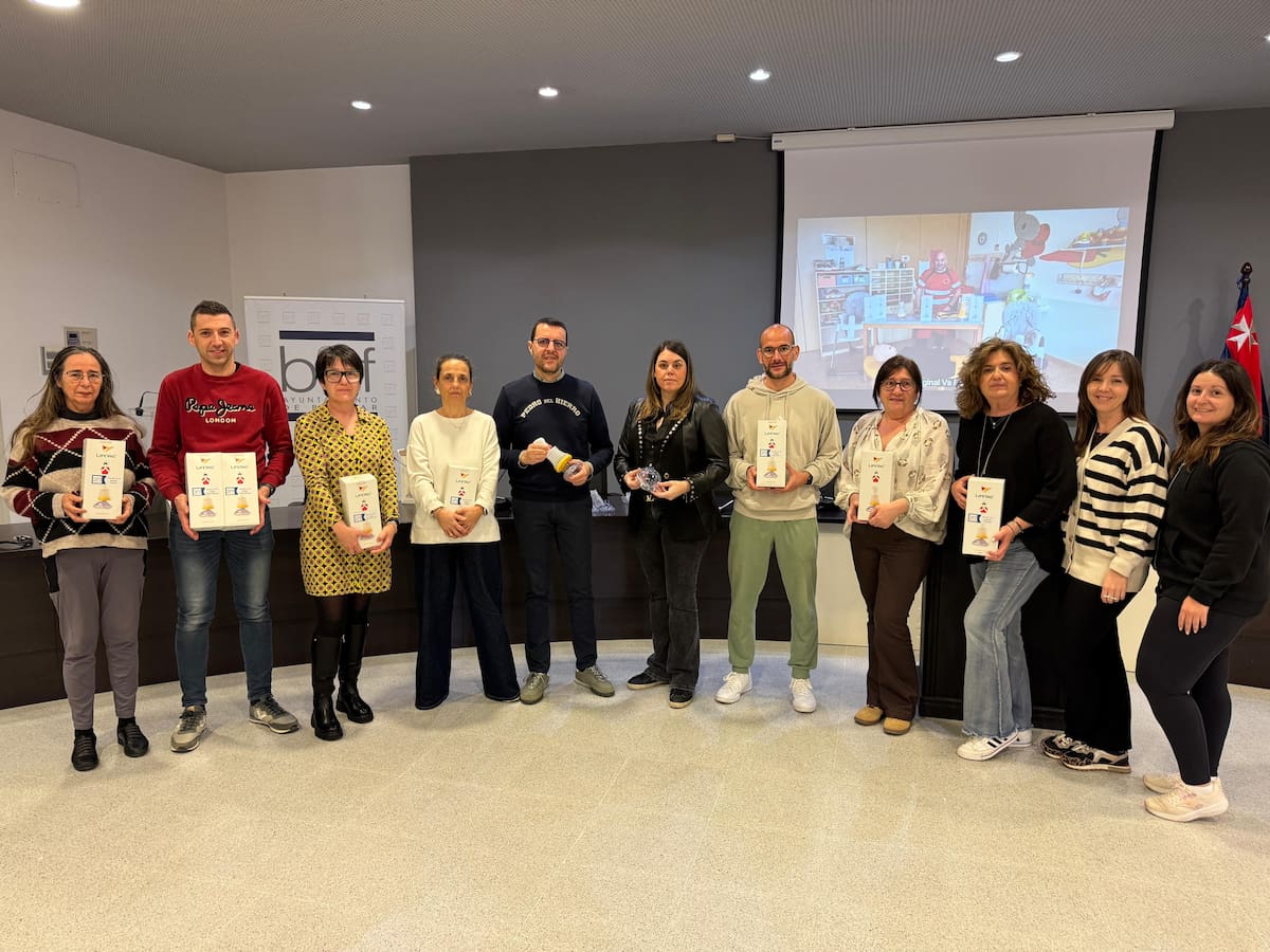 Las áreas de Educación y Sanidad reparten en Binéfar mascarillas para evitar atragantamientos