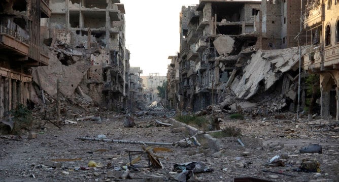 Vista general que muestra edificios y escombros en Deir al-Zor, Siria.