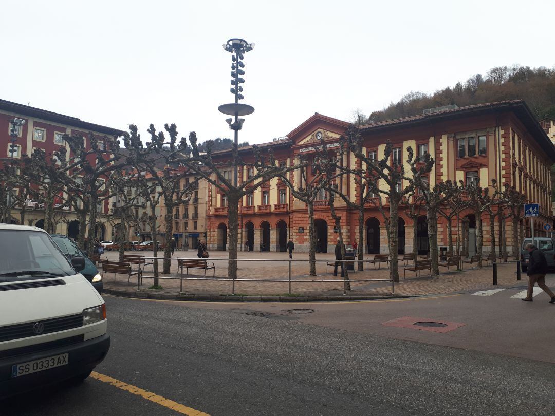 La plaza de Unzaga, con la casa consistorial al fondo, esta mañana de diciembre