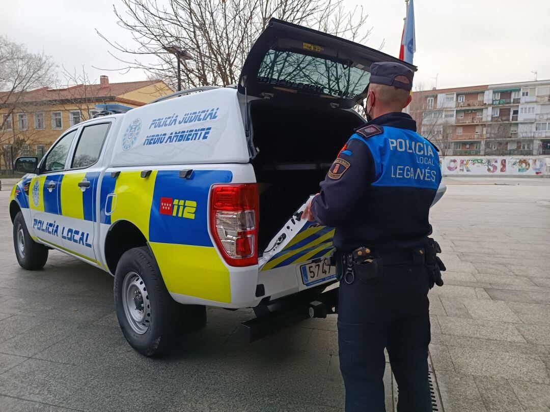 La Policía Local de Leganés ha incorporado a su flota un nuevo vehículo, &quot;una pick-up 4x4 que facilitará el acceso a todo tipo de terrenos y la actuación ante grandes inclemencias meteorológicas&quot;.