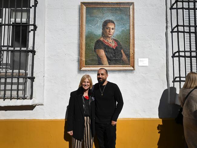 La alcaldesa junto a "Pol Tattoo" y el mural a Lola Flroes