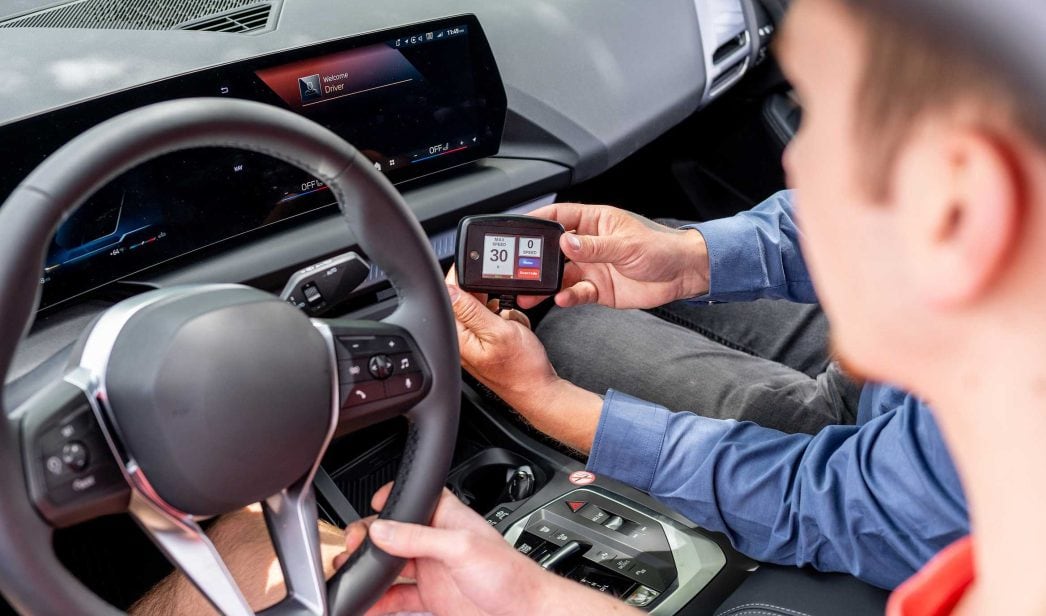 La llamativa solución para castigar las infracciones de velocidad: limitadores en los coches