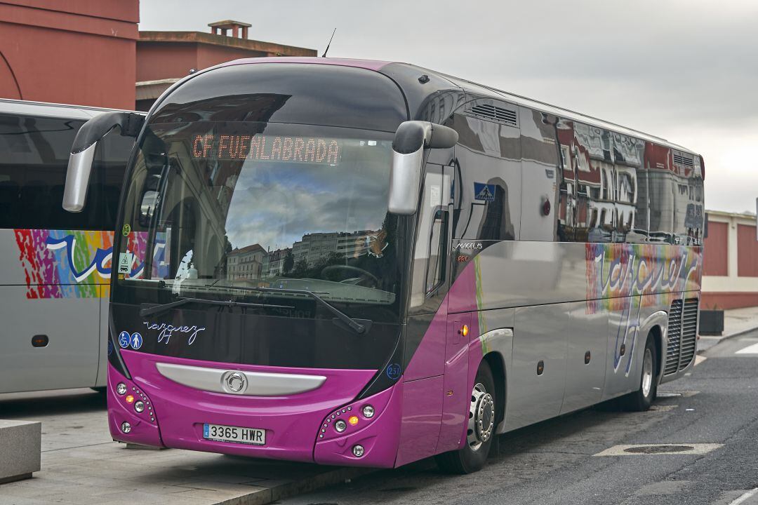 Autobús del Fuenlabrada a las puertas del hotel donde los jugadores están aislados