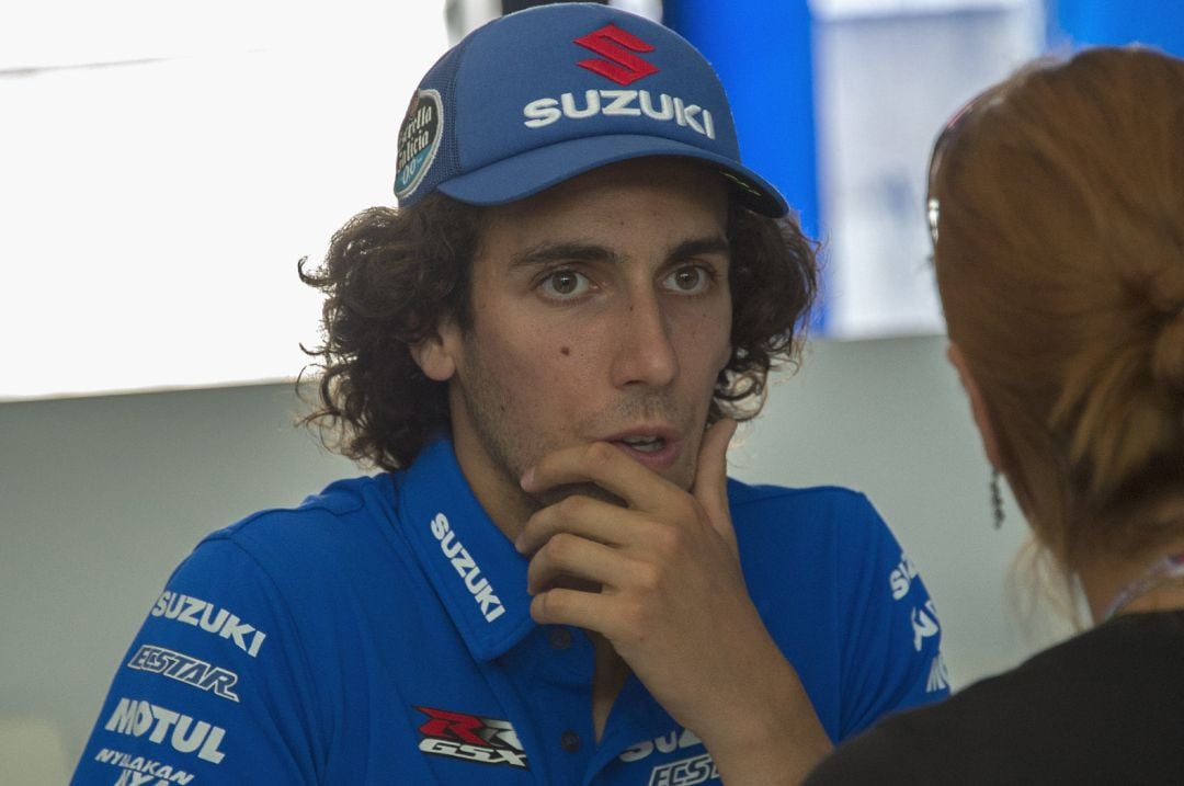 Alex Rins atiende a los medios. 