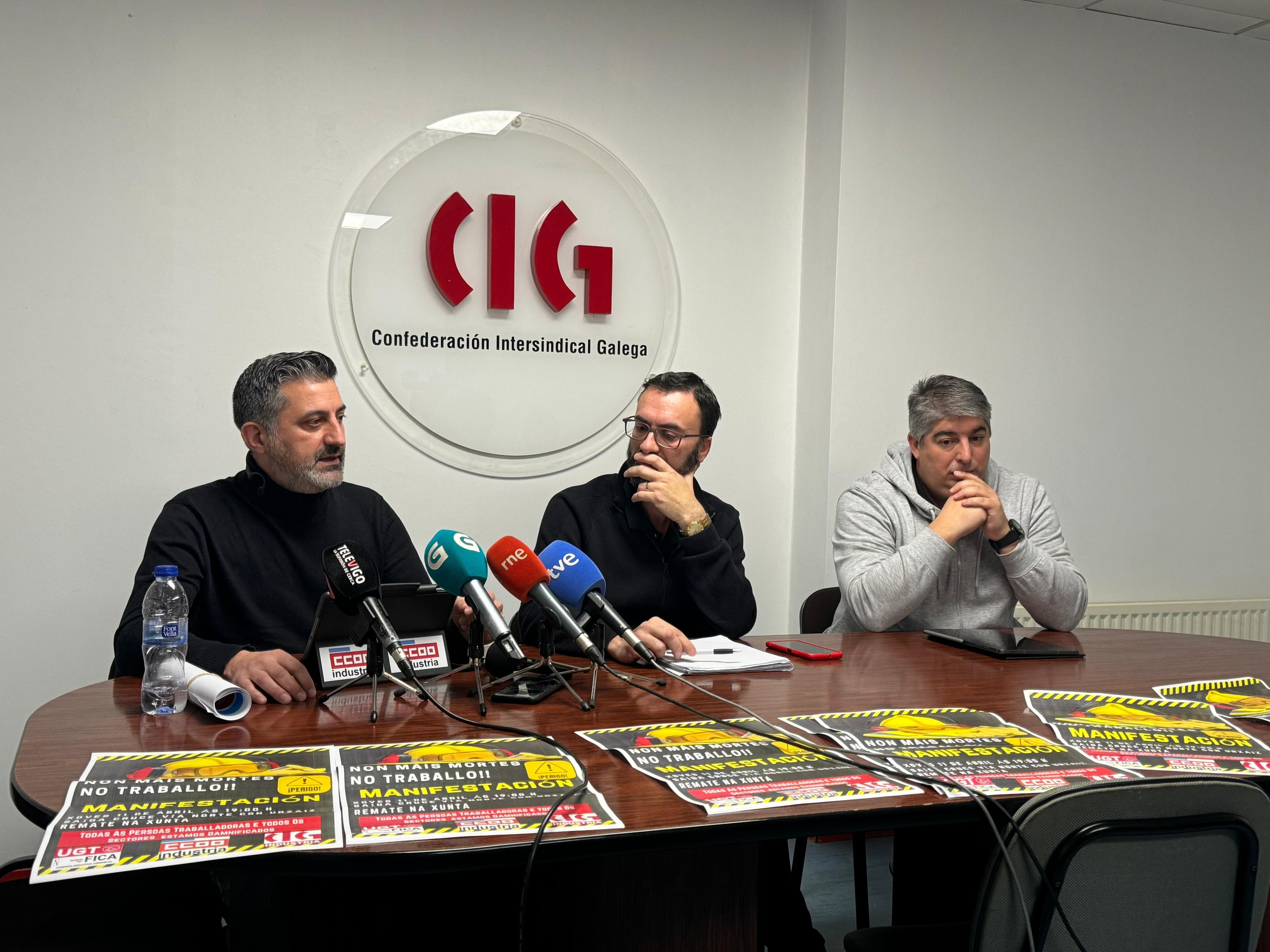 Celso Carnero, Xulio Fernández y Rubén Pérez, representantes de industria de CCOO, CIG y UGT