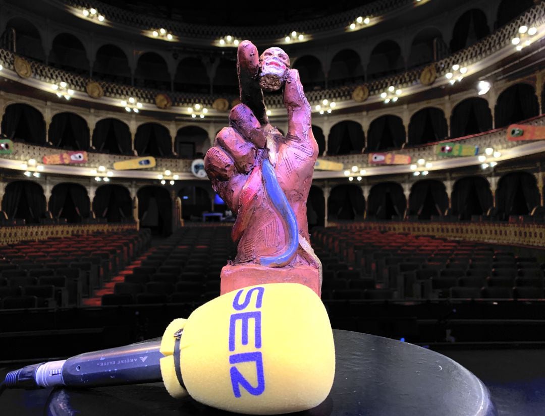 El premio Dedal Mágico con el micrófono de la SER sobre las tablas del Teatro Falla