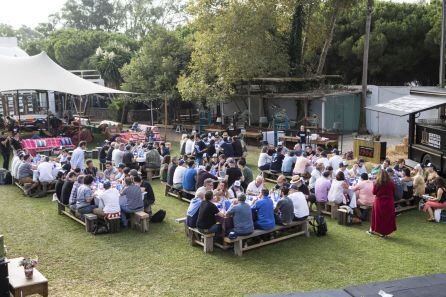 Los invitados a &#039;Despesques 2019&#039;, almorzando en las mesas preparadas por la organización del encuentro.