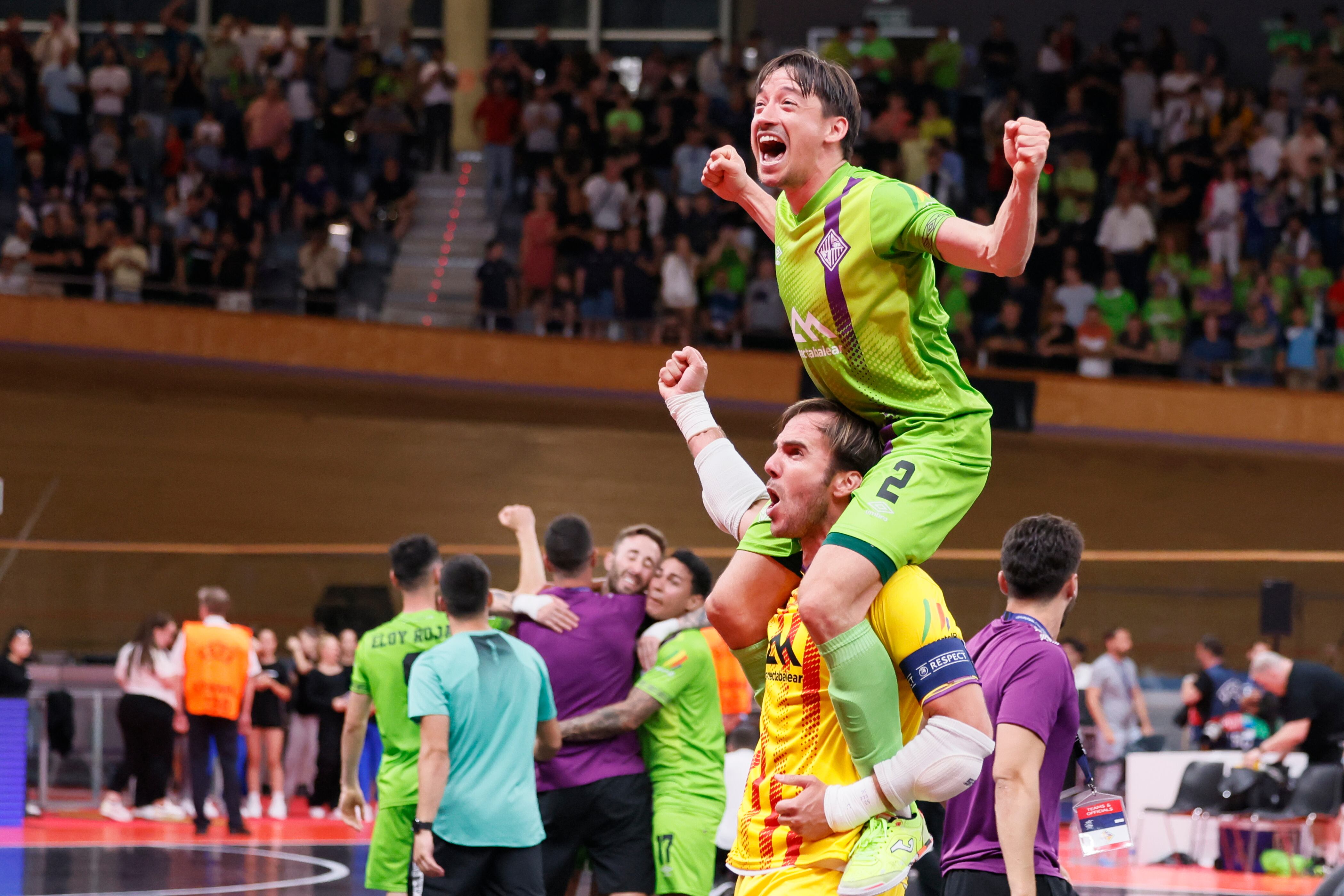 PALMA DE MALLORCA, 07/05/2023.- El ala del Mallorca Palma Futsal Bruno Rocha Braga &quot;Chaguinha&quot; (arriba) celebra la victoria ante el Sporting de Lisboa, al término de la final de la Liga de Campeones de fútbol sala disputada este domingo en el Palma Arena. EFE/Cati Cladera
