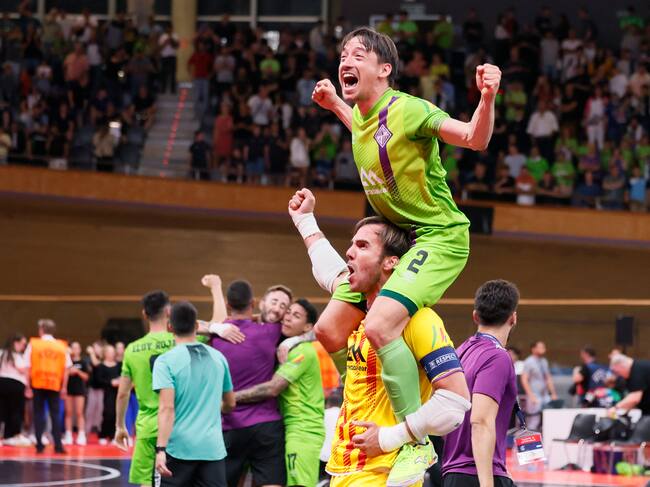 PALMA DE MALLORCA, 07/05/2023.- El ala del Mallorca Palma Futsal Bruno Rocha Braga "Chaguinha" (arriba) celebra la victoria ante el Sporting de Lisboa, al término de la final de la Liga de Campeones de fútbol sala disputada este domingo en el Palma Arena. EFE/Cati Cladera