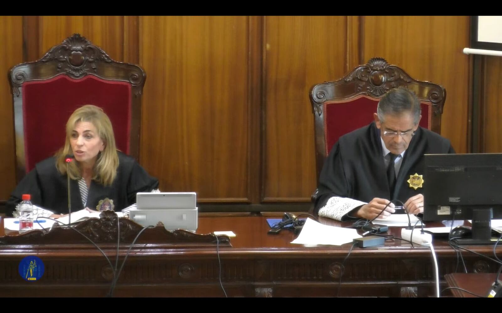 Imagen de la magistrada tras entregar el objeto del veredicto